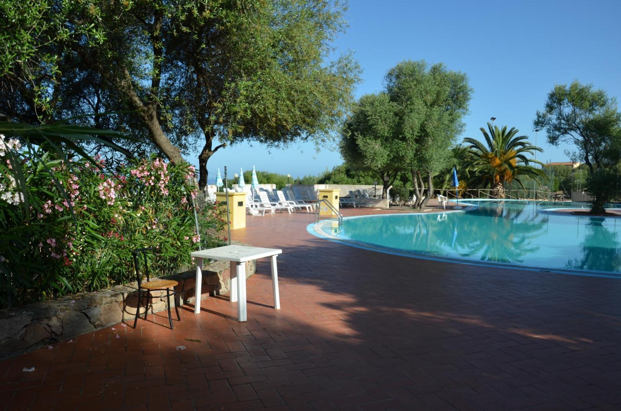 Residence Costa Del Turchese Badesi Esterno foto